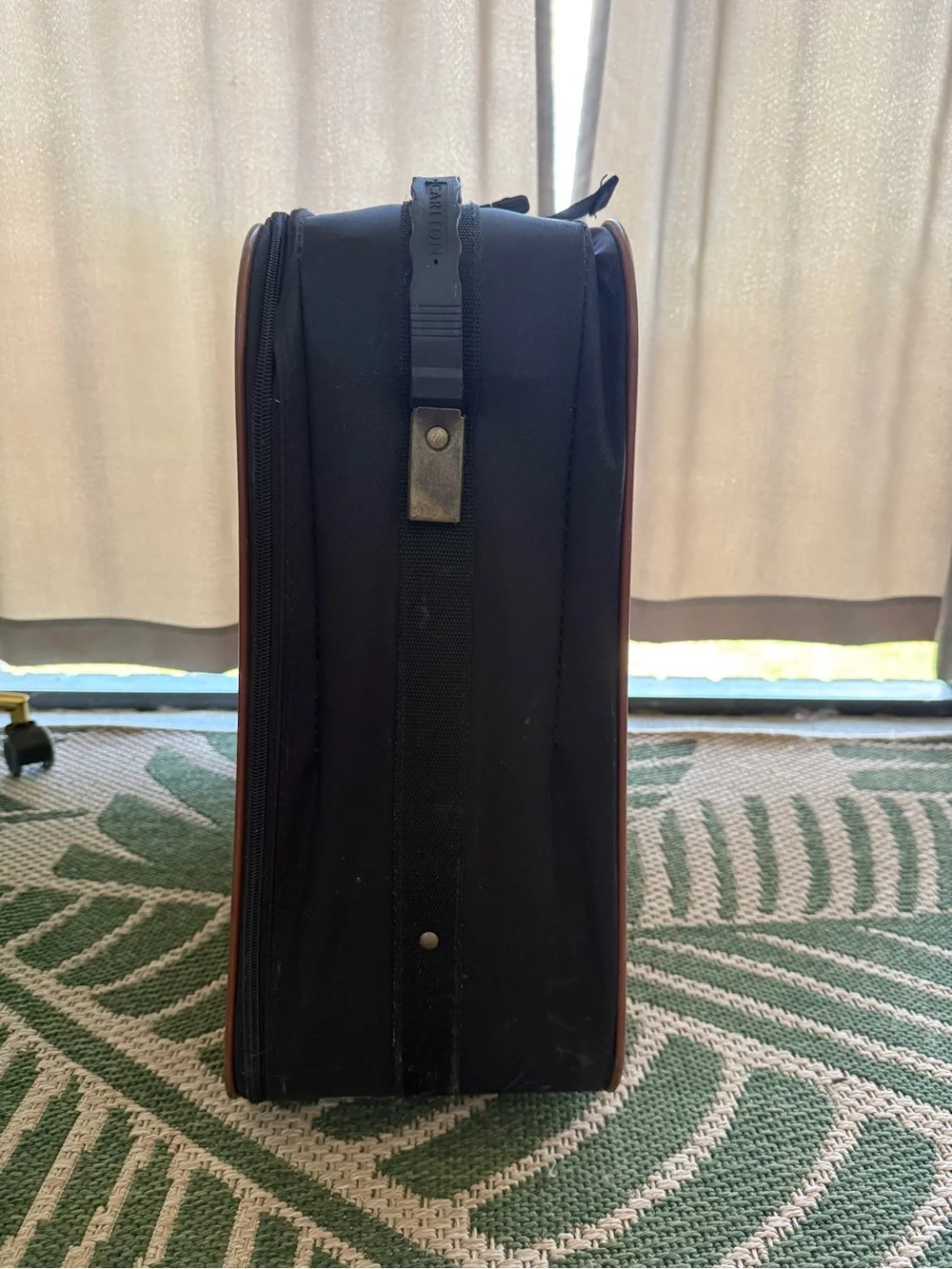 🔥🧳 Vintage Classic Black Travel Carlton International Suitcase with rollers